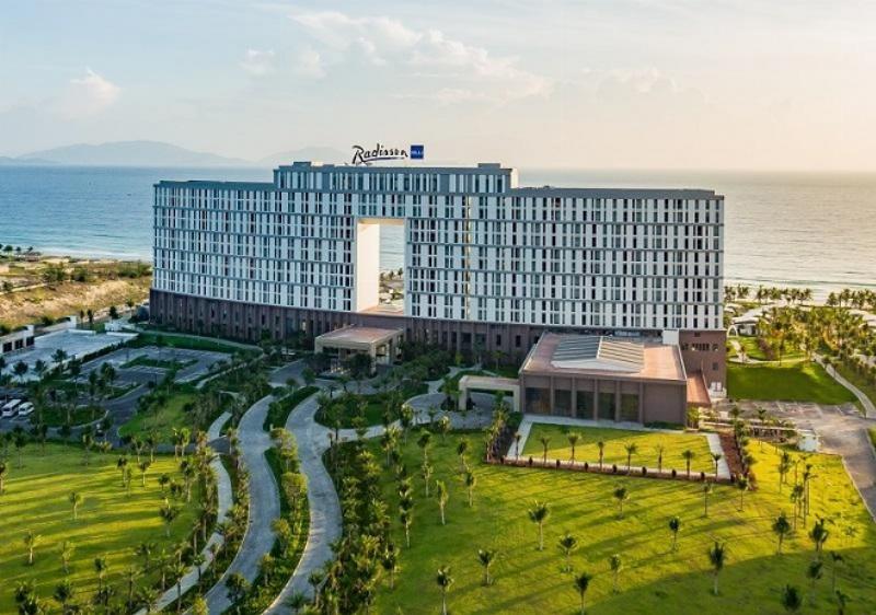 Toàn cảnh khu nghỉ dưỡng cao cấp dọc Bãi Dài Cam Ranh với hồ bơi vô cực nhìn ra biển xanh cát trắng.
